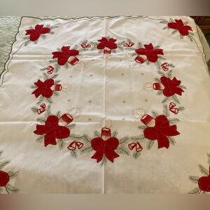 Gorgeous VINTAGE 33” Square CHRISTMAS floral/holly Tablecloth 
Layer Fabric Over